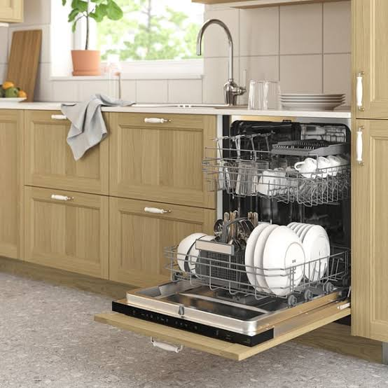 غسالة صحون مدمجة حديثة مفتوحة داخل مطبخ بالدمام - modern built-in dishwasher in a Dammam kitchen